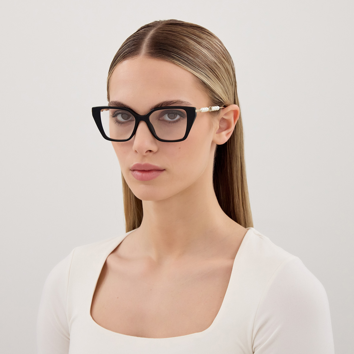 Woman in Gucci glasses